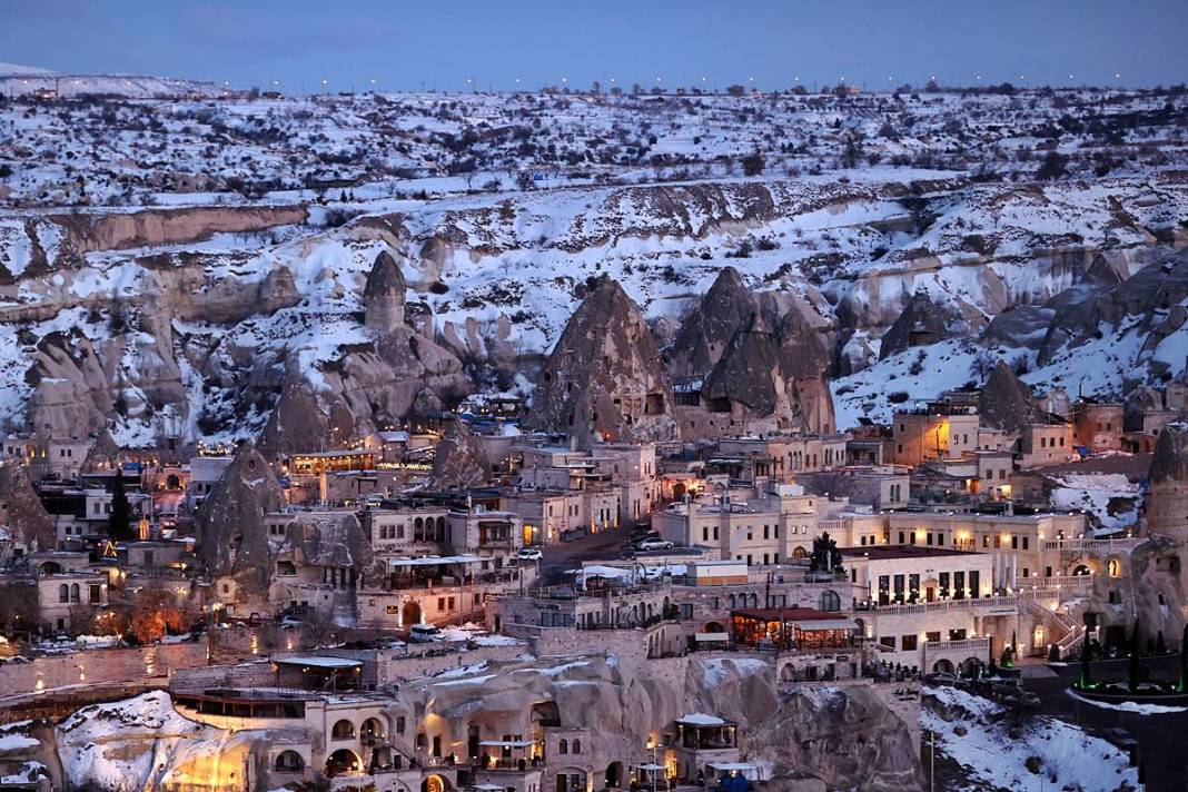 Beyaza bürünen Kapadokya büyüledi! Şehrin ışıkları geceyi aydınlattı 9